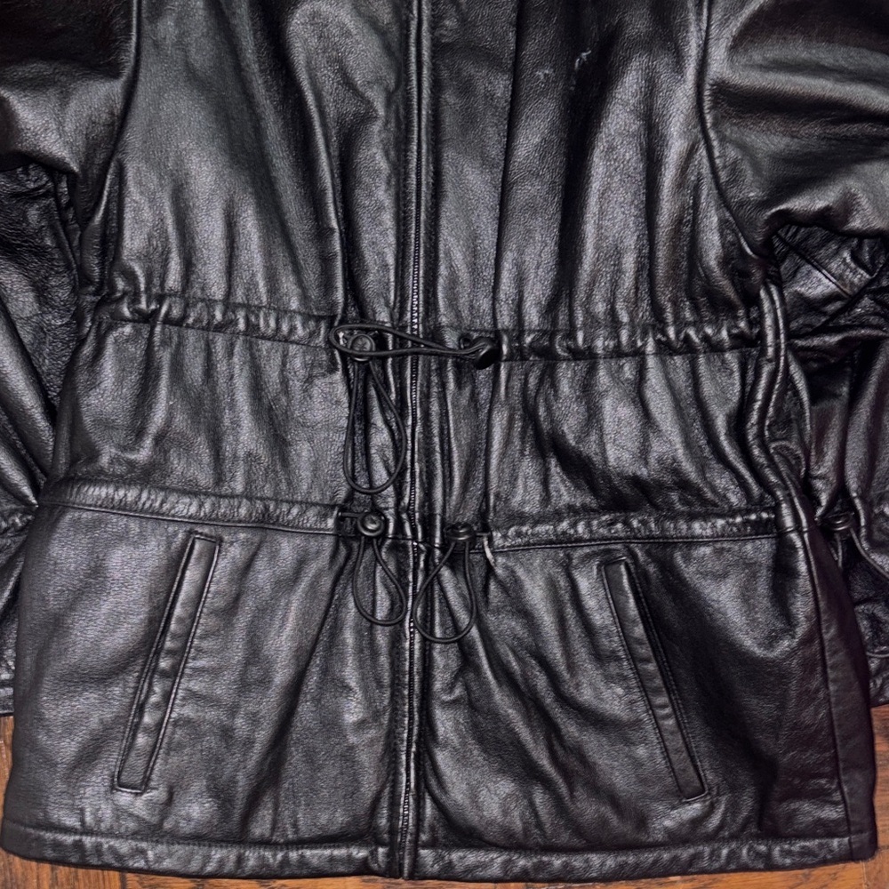 Vintage Wilson’s leather jacket with cute detailing and timeless look - Picture 10 of 14